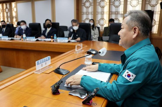 이상민 행정안전부 장관이 2일 오후 정부서울청사에서 다중 밀집 인파사고 안전확보를 위한 범정부 TF회의에서 모두발언을 하고 있다.(사진출처=연합뉴스)