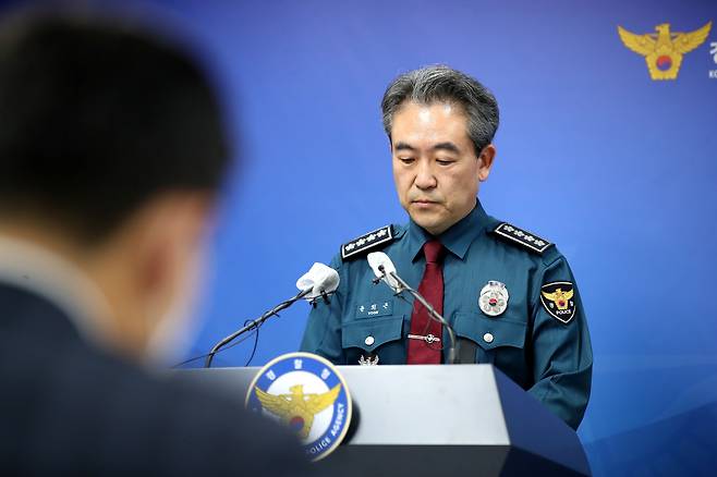 윤희근 경찰청장이 1일 오전 서울 서대문구 경찰청 브리핑룸에서 이태원 사고와 관련해 입장을 밝히고 있다. /뉴스1