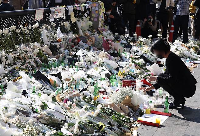 2일 오후 서울 용산구 이태원역 1번 출구 앞 핼러윈 참사 희생자 추모공간을 찾은 외국인이 지인을 추모하고 있다./연합뉴스