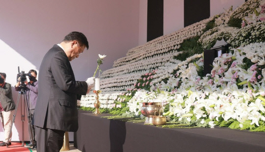 정진석 국민의힘 비상대책위원장이 31일 오전 서울광장 합동분향소를 찾아 이태원 참사 희생자들을 조문하고 있다. 사진=연합뉴스