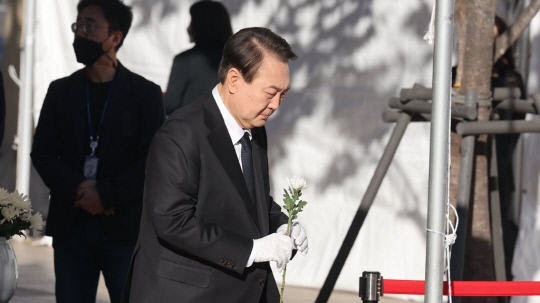 윤석열 대통령이 2일 오전 서울광장 이태원 사고 사망자 합동 분향소를 찾아 조문하고 있다. 사진=연합뉴스