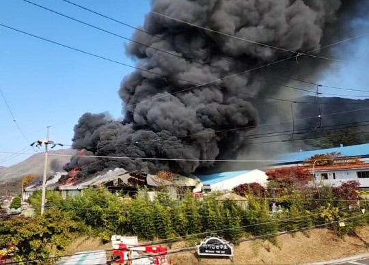 2일 충남 논산의 한 가구 공장에서 발생한 화재 현장.사진=독자 제공