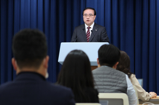 김성한 국가안보실장이 2일 오후 서울 용산 대통령실 청사에서 북한의 탄도미사일 도발 등 현안 관련 브리핑을 하고 있다.                                                                                   사진=연합뉴스