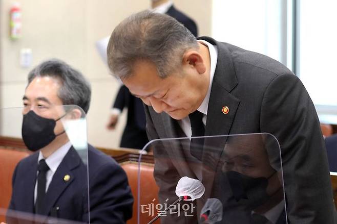 이상민 행정안전부 장관이 1일 오후 국회에서 열린 국회 행정안전위원회의 이태원 참사 현안보고에서 압사 참사 발생 사흘만에 머리를 숙이며 사과를 하고 있다. ⓒ데일리안 박항구 기자