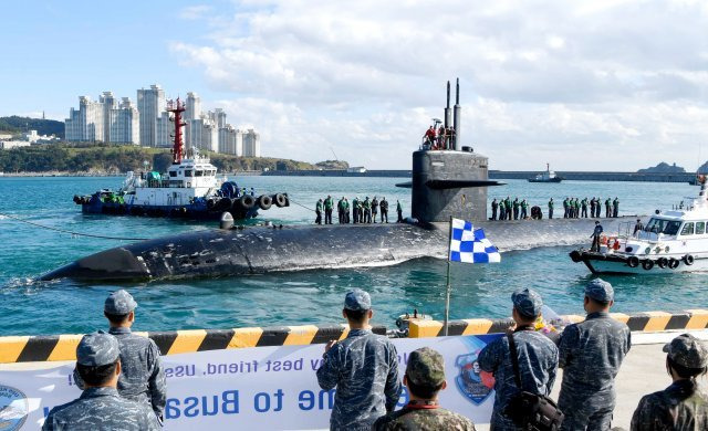 미국 해군의 로스앤젤레스급 핵추진 잠수함  키웨스트함(SSN 722·6900t급) 이 2일 부산 남구 해군작전사령부 기지에 도착해 한국 해군이 환영하고 있다. 이 잠수함은 길이 110m, 최대속력 29노트, 승조원 140~150명이다. 2022.11.02 미 해군 제공