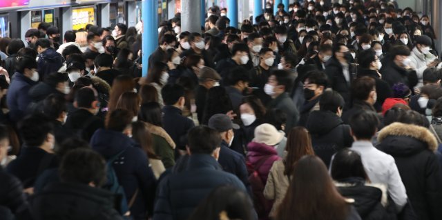 지난해 12월 15일 서울 구로구 지하철 1호선 신도림역 승강장에서 마스크를 쓴 시민들이 출근길 발걸음을 재촉하고 있다. 뉴스1