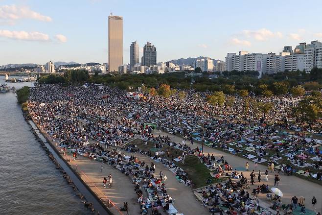 서울세계불꽃축제가 3년 만에 개최된 지난 8일 오후 서울 여의도 한강공원이 시민들로 붐비고 있다. 연합뉴스 제공