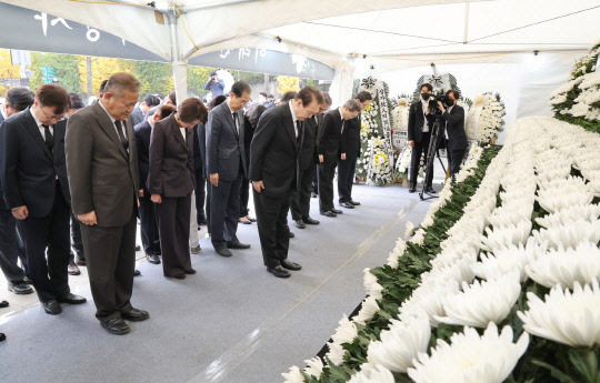 윤석열 대통령과 국무위원들이 1일 서울 용산구 녹사평역 광장에 설치된 이태원 사고 사망자 합동분향소를 찾아 조문하고 있다. 연합뉴스