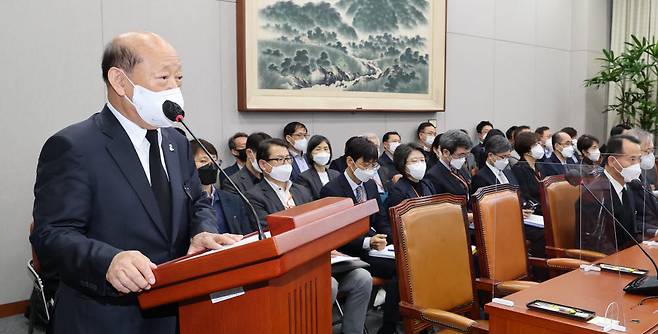 송두환 국가인권위원회 위원장이 2일 오전 서울 여의도 국회에서 열린 운영위원회의 국가인권위원회 국정감사에서 인사말을 하고 있다. 연합뉴스.