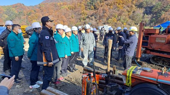 광산 매몰사고 현장 찾은 고용장관 "중대법 적용보다