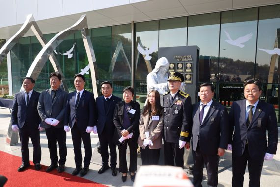 울산지역 순직 소방공무원 9인 추모조형물 제막식 가져