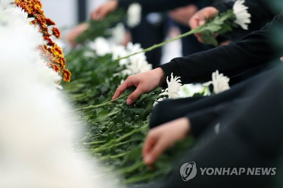 2일 이태원 참사로 숨진 이들을 추모하기 위해 대구 두류공원 내 안병근올림픽기념유도관에 마련된 합동분향소에서 희생자를 애도하는 시민들의 발길이 이어지고 있다. 연합뉴스