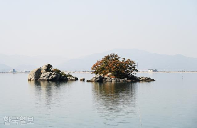 영남면 사도마을로 들어가는 도로에서 본 바다에 작은 바위섬이 그림처럼 떠 있다.