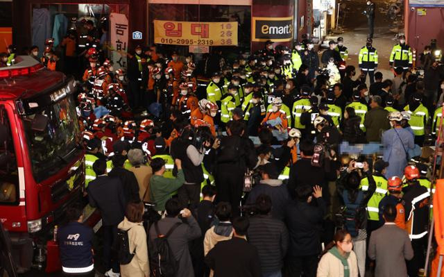 지난달 29일 발생한 서울 용산구 이태원 핼러윈 인명사고 현장에서 구급대원들이 구조활동을 벌이고 있다. 연합뉴스