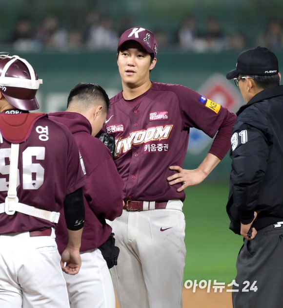 '아쉬운 표정' 1일 오후 인천 SSG 랜더스필드에서 열린 2022 KBO리그 한국시리즈 키움 히어로즈 대 SSG 랜더스의 1차전 경기에서 3회말 키움 선발 안우진이 손가락 물집이 터져 피가 나자 코칭 스태프가 상태를 살피고 있다. [사진=정소희 기자]