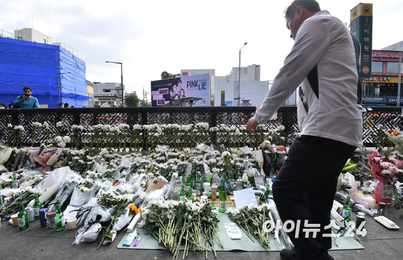 지난달 31일 오후 서울 용산구 지하철 6호선 이태원역 1번 출구 앞에 마련된 '핼러윈 인파' 압사 사고 희생자 추모 공간에서 시민이 추모하고 있다. [사진=김성진 기자]