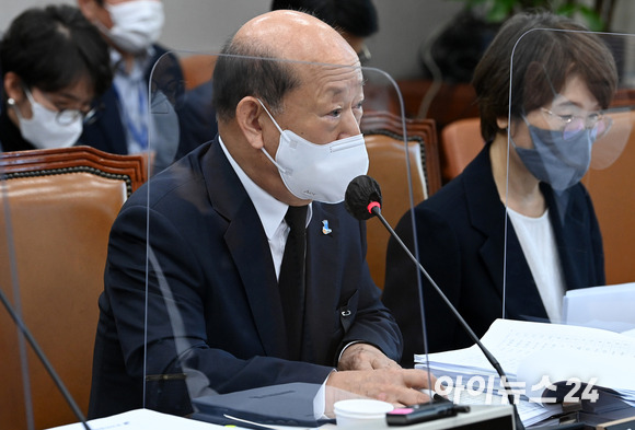 송두환 국가인권위원회 위원장이 2일 오전 서울 여의도 국회에서 열린 운영위원회의 국가인권위원회 국정감사에서 의원 질의에 답하고 있다. [사진=김성진 기자]