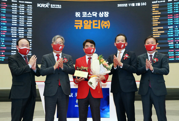 2일 한국거래소에서 열린 코스닥 시장 상장기념식에서 김영부 큐알티 대표를 비롯한 관계자들이 기념 촬영을 진행하는 모습. [사진=큐알티(QRT)]