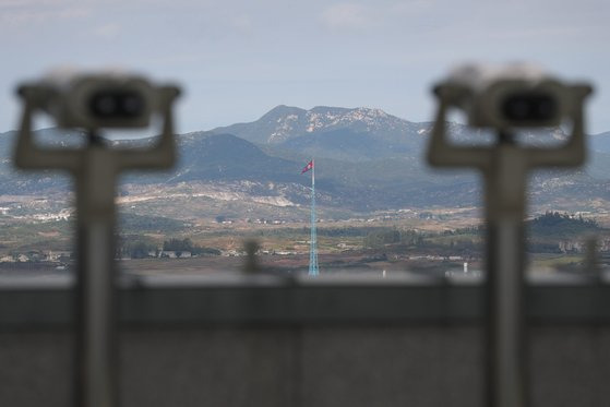 지난달 5일 경기도 파주시 도라전망대에서 바라본 서부전선 비무장지대(DMZ)에서 북측 기정동 마을의 인공기가 펄럭이고 있다. 연합뉴스