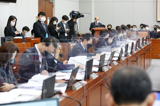 송두환 국가인권위원장이 2일 서울 여의도 국회에서 열린 운영위원회의 국가인권위원회에 대한 국정감사에서 인사말을 하고 있다. 뉴스1