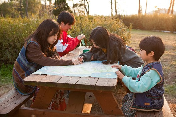 기우네 가족은 가진 것 없지만, 자신들끼리 있을 때 만큼은 작은 놀이들을 하며 소소한 행복을 지켜내려 한다. 사진 CJ CGV