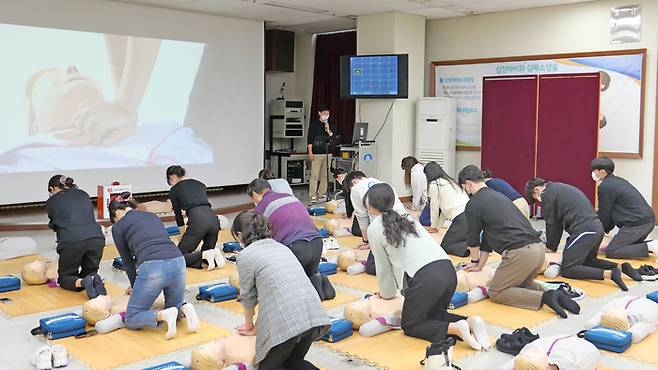 서울 도봉구가 구민을 대상으로 연중 상시로 심폐소생술 등 응급처치 방법을 알려주는 교실을 운영하고 있다. |도봉구 제공