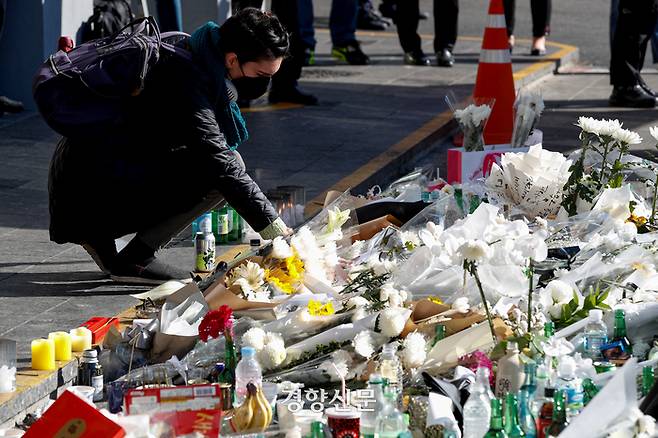 이태원 핼러윈 참사 추모공간이 마련된 서울 용산구 이태원역 1번 출구 앞에서 2일 시민들이 희생자들을 추모하고 있다. 문재원 기자