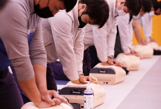 Office workers receive CPR training at Ulsan Safety Experience Center in Ulsan on Wednesday, as interest in first aid and CPR is growing with the stories of ordinary citizens who helped victims of the Itaewon crowd crush last Saturday. [NEWS1]