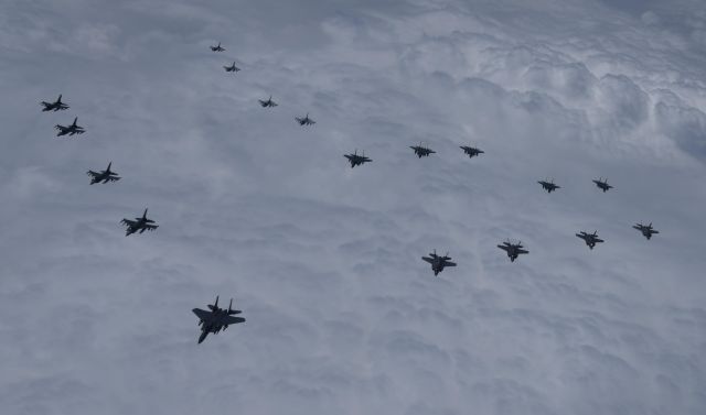 지난 6월 한·미 연합 공중무력시위 훈련에서 우리 공군의 F-35A, F-15K, KF-16 전투기 16대와 미 공군의 F-16 전투기 4대가 비행하고 있다. 합동참모본부 제공