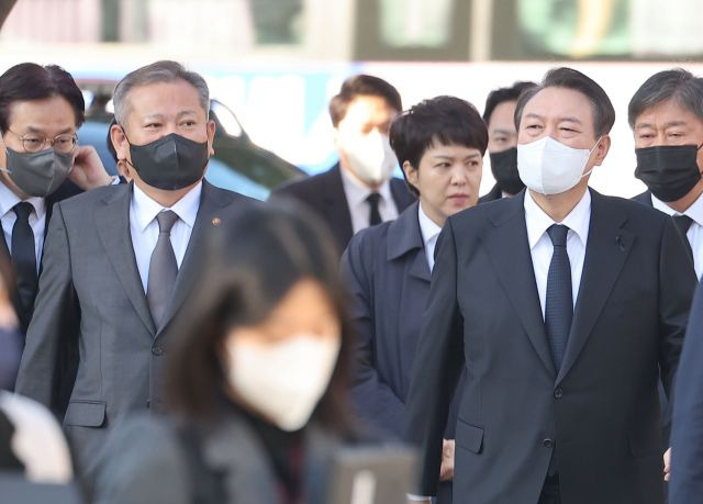 윤석열 대통령이 2일 오전 서울광장 이태원 사고 사망자 합동 분향소를 이상민 행정안전부장관과 함께 찾아 조문하고 있다. 연합뉴스