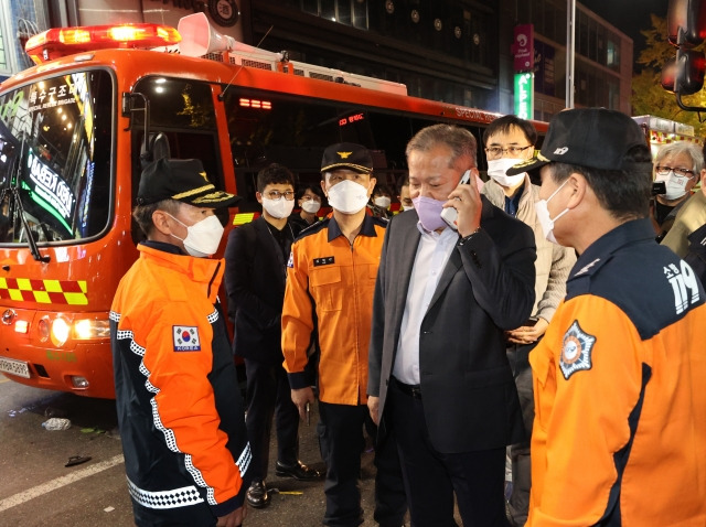 이상민 행정안전부 장관이 지난 30일 오전 서울 용산구 이태원 핼러윈 인명사고 현장을 방문, 통화하고 있다. 연합뉴스