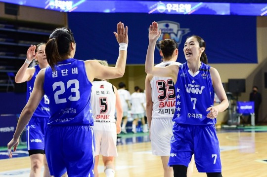 하이파이브 하는 우리은행 김단비와 박혜진(오른쪽).[WKBL 제공]