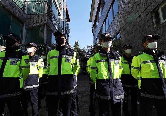 '수원 발발이'로 불린 연쇄성폭행범 박병화가 출소한 지난달 31일 거주지인 경기도 화성시의 원룸 주변을 경찰이 통제하고 있다 / 사진 = 연합뉴스