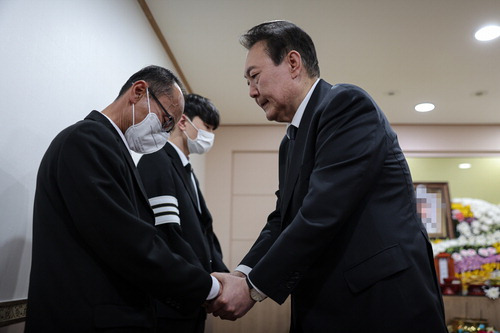 유가족 위로하는 윤석열 대통령 (서울=연합뉴스) 안정원 기자 = 윤석열 대통령이 1일 오후 경기도 부천시 한 장례식장에 마련된 이태원 참사 희생자 빈소를 방문, 유가족을 위로하고 있다. 2022.11.1 [대통령실 제공. 재판매 및 DB금지] jeong@yna.co.kr (끝)