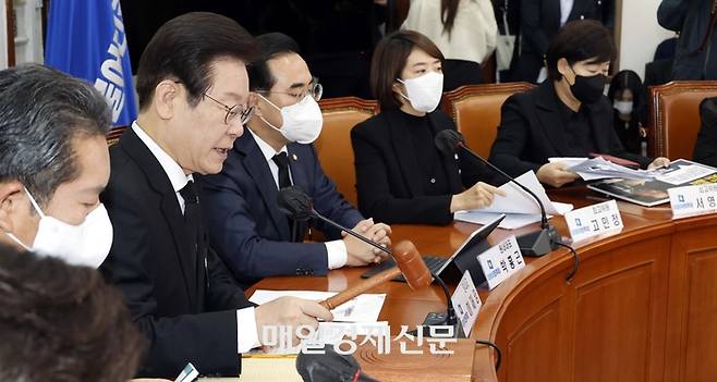 이재명 더불어민주당 대표가 2일 국회에서 열린 최고위원회의에 입장하고있다 2022.11.2 [김호영기자]