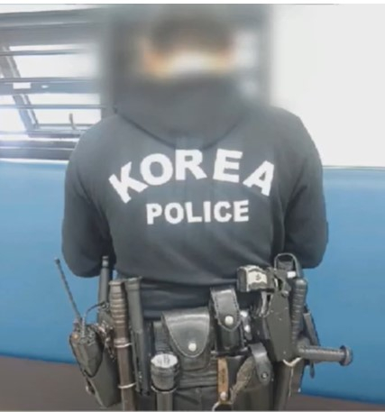 지난해 3월19일 '경찰 코스프레' 40대 남성이 지구대 앞을 지나가다가 경찰에 입건됐다. /사진제공=천안동남경찰서