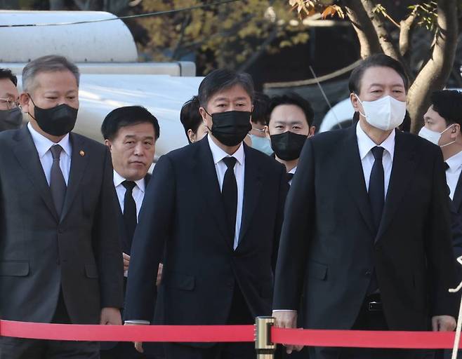 [서울=뉴시스] 전신 기자 = 윤석열 대통령이 2일 서울광장에 마련된 이태원 사고 사망자 합동분향소에 도착하고 있다. (대통령실통신사진기자단) 2022.11.02.