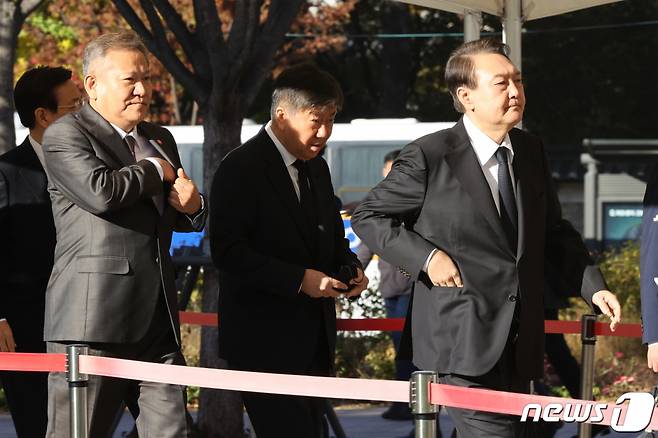 윤석열 대통령이 2일 오전 서울광장에 마련된 이태원 사고 사망자 합동분향소를 찾아 헌화를 위해 이상민 행정안전부장관, 김대기 비서실장과 함께 이동하고 있다. /사진=뉴스1