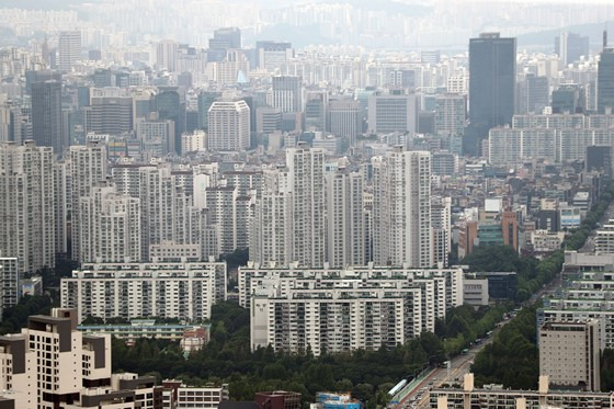 한국건설산업연구원은 내년 집값이 2.5% 하락하고 전세는 0.5% 상승한다고 내다봤다. /사진=뉴스1