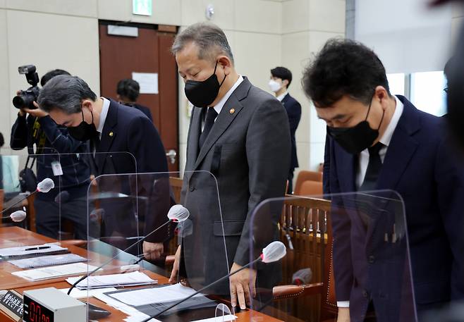 이상민 행정안전부 장관이 1일 오후 국회에서 열린 행정안전위원회 전체회의에 출석해 묵념하고 있다. 왼쪽부터 윤희근 경찰청장, 이 장관, 남화영 소방청장 직무대리 겸 차장. [연합]