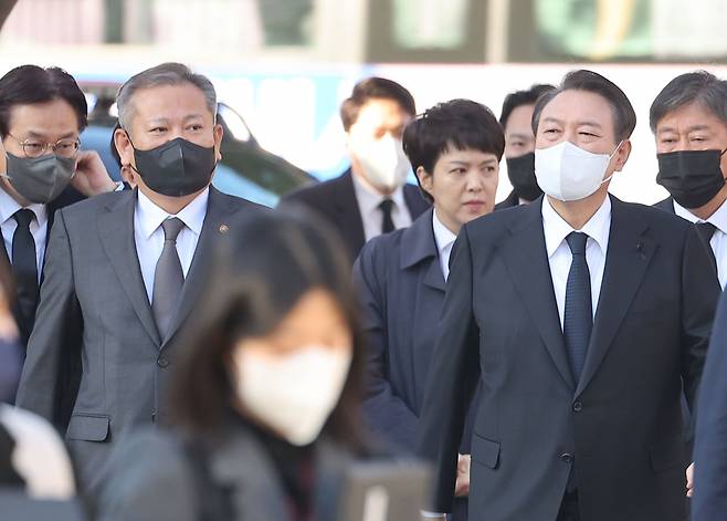 윤석열 대통령과 이상민 행정안전부장관이 2일 오전 서울광장 이태원 사고 사망자 합동 분향소를 찾아 조문하고 있다. [연합]