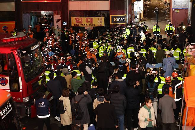 지난 29일 오후 서울 용산구 이태원동 일대에 핼러윈을 맞아 인파가 몰려 사고가 발생했다. 30일 새벽 현장에 급파된 119 구급대원들이 구조활동을 하고 있다. [연합]