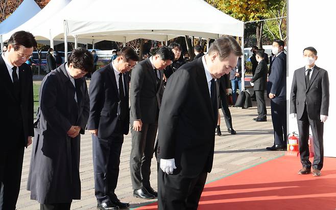 윤석열 대통령이 2일 오전 서울광장에 마련된 이태원 사고 사망자 합동분향소를 방문, 헌화 분향을 마친 뒤 묵념을 하고 있다. [연합]