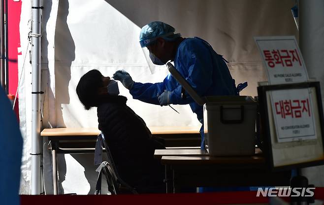 [대구=뉴시스] 이무열 기자 = 24일 오전 대구 수성구보건소 코로나19 선별진료소에서 의료진이 검체 채취를 하고 있다. 이날 0시 기준 코로나19 신규 확진자는 1만 4302명 발생했다. 2022.10.24. lmy@newsis.com