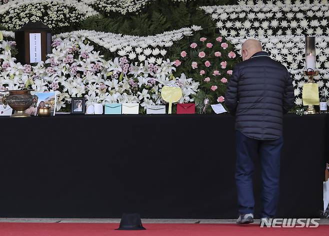 [서울=뉴시스] 김근수 기자 = 2일 오전 이태원 사고 참사 합동분향소가 마련된 서울광장에서 한 추모객이 분향을 하고 있다. 2022.11.02. ks@newsis.com