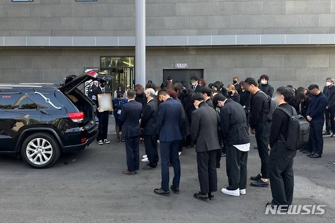 [대구=뉴시스] 김정화 기자 = 이태원 압사 참사 다섯째 날인 2일 오전 대구시 동구 용계동 대구전문장례식장에서 대구지역 희생자인 20대 여성의 발인이 엄수됐다. 2022.11.02. jungk@newsis.com