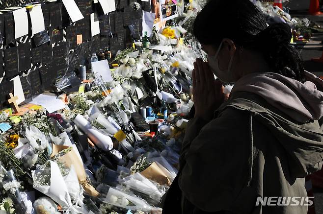 [서울=뉴시스] 최동준 기자 = 2일 서울 용산구 이태원역 1번 출구 앞에 마련된 '이태원 참사' 희생자 추모 공간에서 한 시민이 기도를 하고 있다. 2022.11.02. photocdj@newsis.com