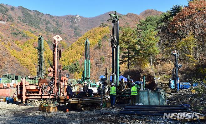 [봉화=뉴시스] 이무열 기자 = 2일 오후 경북 봉화군 재산면 아연 광산 매몰사고 현장에서 한국광해광업공단 관계자들이 천공기 작업을 하고 있다. 2022.11.02. lmy@newsis.com