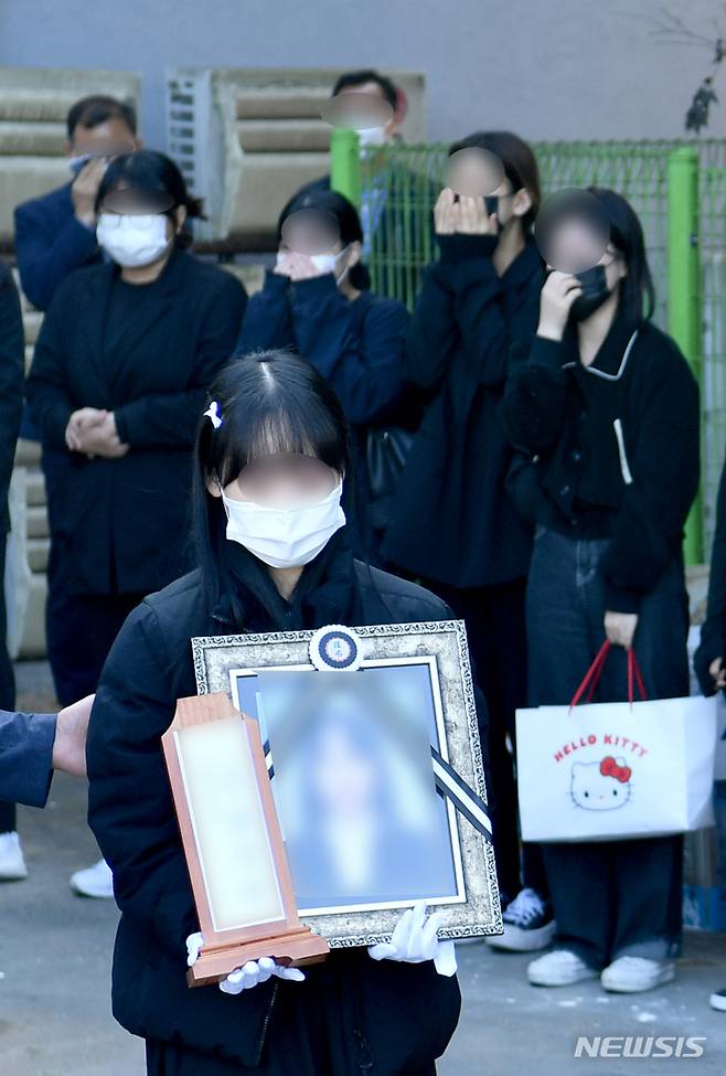 [장성=뉴시스] 김혜인 기자 = 핼러윈 참사 피해자 A(19·여)씨의 발인식이 열린 1일 오전 전남 장성읍 기산리 한 장례식장에서 유족과 A씨의 동창들이 오열하고 있다. 2022.11.01.hyein0342@newsis.com