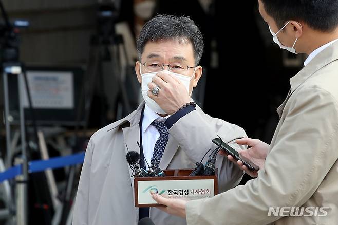 [서울=뉴시스] '대장동 의혹'의 핵심 인물 중의 한명인 화천대유자산관리(화천대유) 대주주 김만배 씨가 지난해 11월3일 오후 서울 서초구 서울중앙지방법원에서 열린 구속 전 피의자 심문(영장실질심사)을 마친 뒤 취재진 질문에 답변하고 있다. (사진=뉴시스DB) 2021.11.03. photo@newsis.com